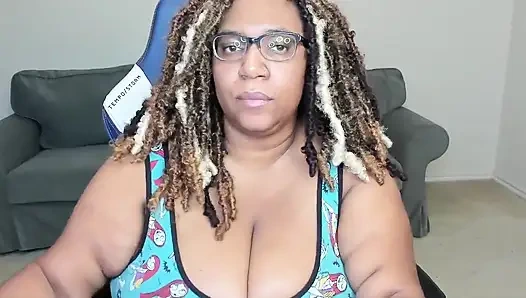 Сосет этот дилдо перед вебкамерой