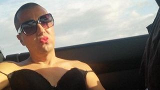 Matteo si masturba dans l&#39;automobile dans collant