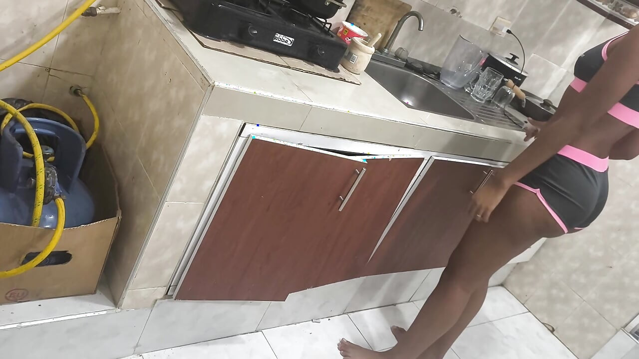 Vizinha rabuda entra em minha casa e me faz um delicioso café da manhã