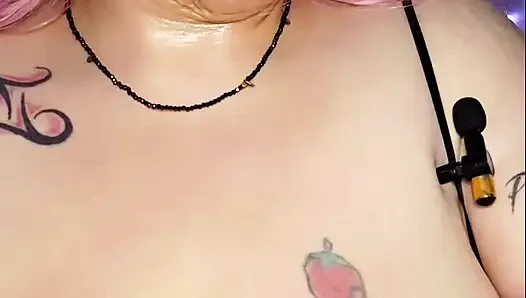 Möpse-Show: Zum ersten mal mit Nippelklemmen und Vibratoren