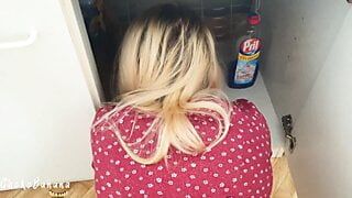 Ma demi-sœur baise rapidement pendant qu&#39;elle nettoie