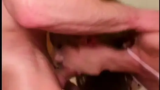 Горячая шлюшка стонет, пока обе дырки пробурены до камшота