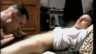 Amateur latijnse kerel gepijpt door getatoeëerde homo -dilf