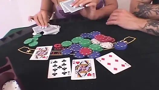 Mega ateşli esmer hatun pokerden sonra sikiliyor