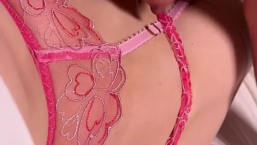 Mami neckt sissy-schwanz.