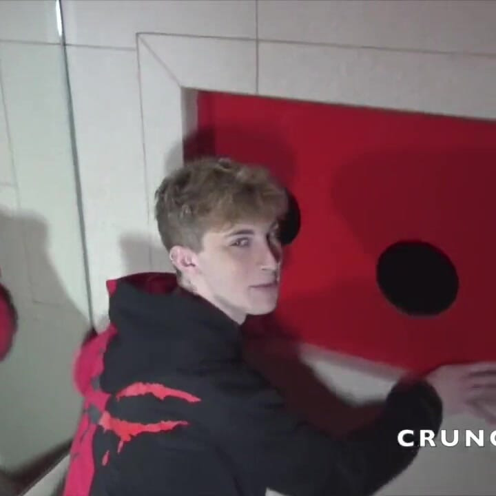 ブロンドのふしだらな女イケメンは、タトゥースで支配的なSlingbyで生犯