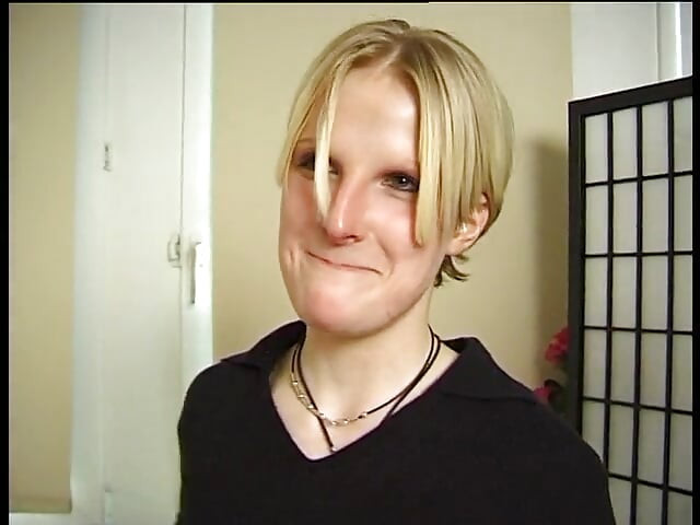 Gadis lucu menggosok bebeknya