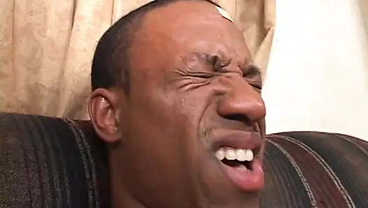 Dwayne cumminz nomi si cewek semok kulit hitam di sofa