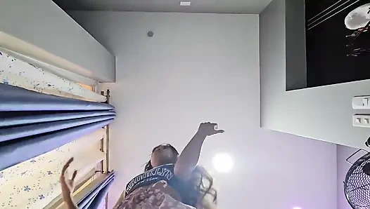 Aku lagi asik muasin kakiku pakai sia-sia!