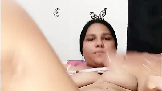 Seksi esmer bella esmer dildoyla mastürbasyon yapıyor