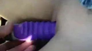 Une fille baise une chatte avec un jouet et jouit en conduisant