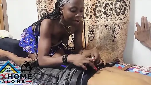 Afrikalı anne bu ateşli üçlü grup sekste erkek arkadaşını üvey kızıyla paylaşıyor