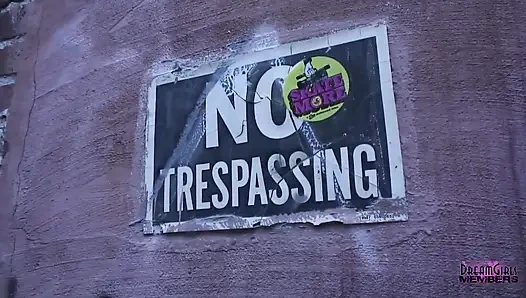 Utangaç garson kadın şantiyede soyunuyor