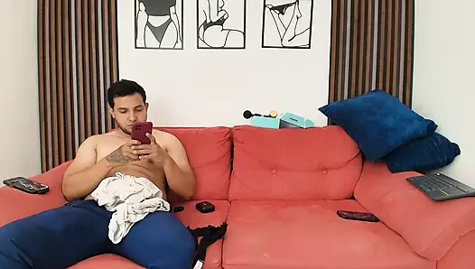 Dia tinggal di sebelah, tetapi di dunia lain