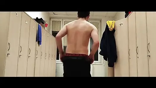 Soyunma odası mastürbasyon yaparken yakalandı