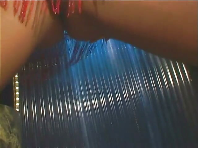 Si cantik cantik dengan pakaian merah menunggangi mesin seks di klub striptis karena permintaan tamu spesial