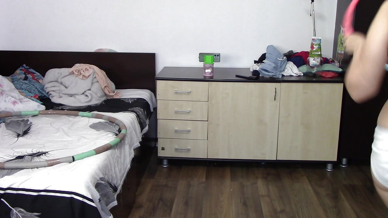 Seksi karısı evde çıplak antrenman yapıyor. Seksi esmer çorap, kıllı kedi, büyük göt, büyük göğüsler deniyor.