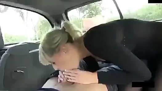 La fille baise dans la voiture