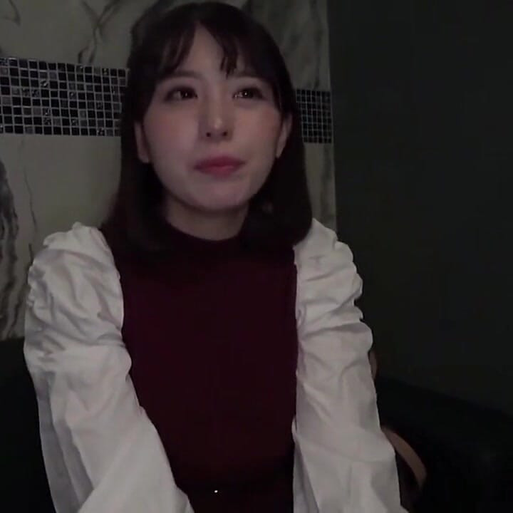깊고 격렬한 서두르는 돌보는 아름다움으로 갑작스런 만남이 분출합니다.