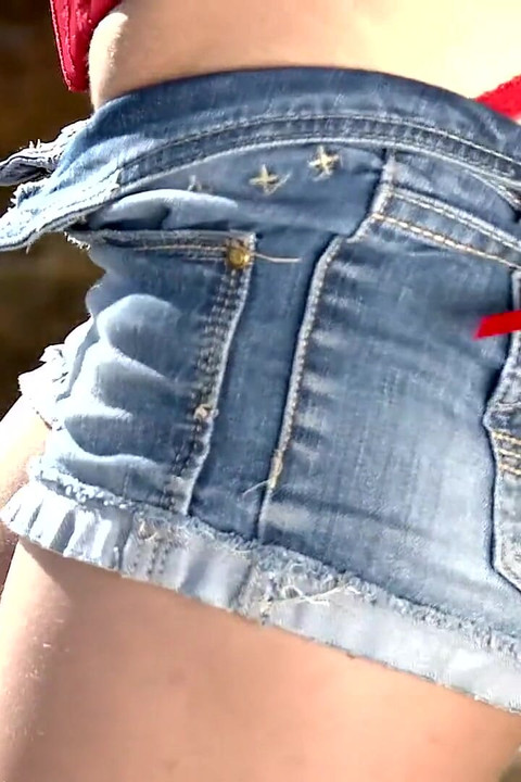 Gabrielle Neva Pornostar Young Gabrielle Neva สวมเปลื้องผ้าและกางเกงขาสั้นเซ็กซี่