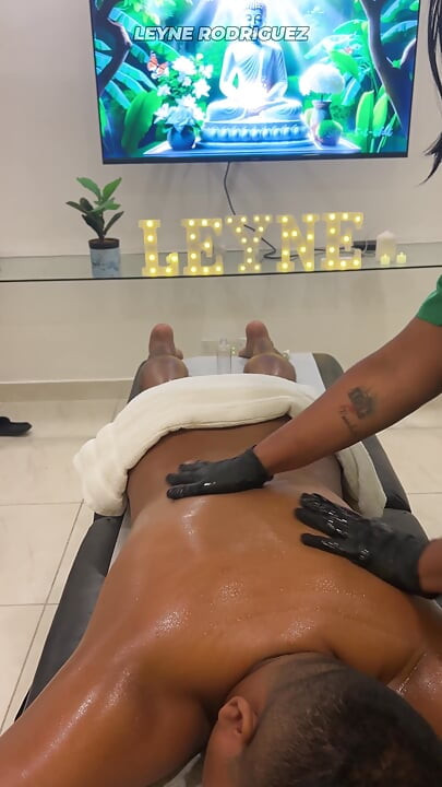 Leyne Rodriguez: Latina gostosa em uniforme de massagem faz uma sessão intensa com oleada