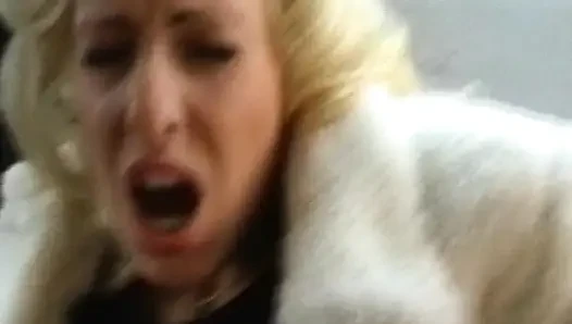 Sexy deutsche blonde puppen reiben ihre fotze in der solo-szene