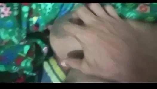 Трахаю пальцами киску медового цвета моей мачехи во второй раз