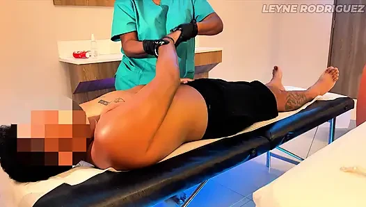 Tukang pijat latina ngasih pijat sensual sama penggemarnya yang beruntung - manual & seks oral finish