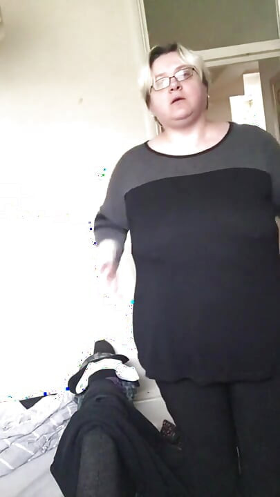 İri güzel kadın açık havada teşhir ile dışarı çıkmaya hazırlanıyor