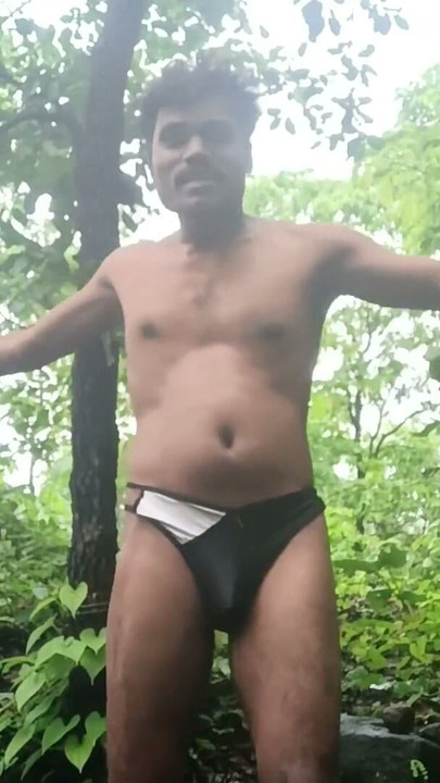 Jordiweek Big cock jerking in farm Apne kheto me ghumte hua baarish ke Pani me moje liye nonge hoke | Clip 1