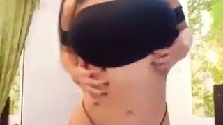 Menina saudita dançando dança sexual