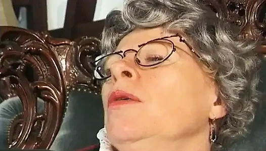 Solo-deutsche oma fingert gerne ihre fotze