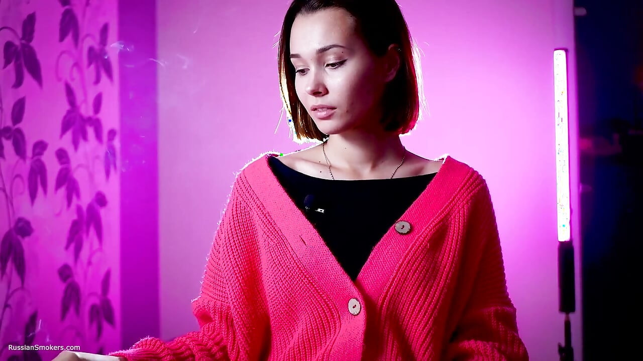 Speelse Russische schoonheid rokende sigaret buitenshuis plagen
