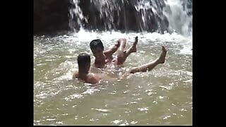 温泉はブラジルのCaipoeraダンサーが好きへ吸うと性交