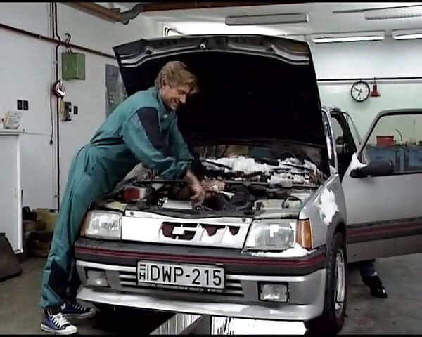 Döl yiyen Alman sürtük anal deliğinden sikiliyor