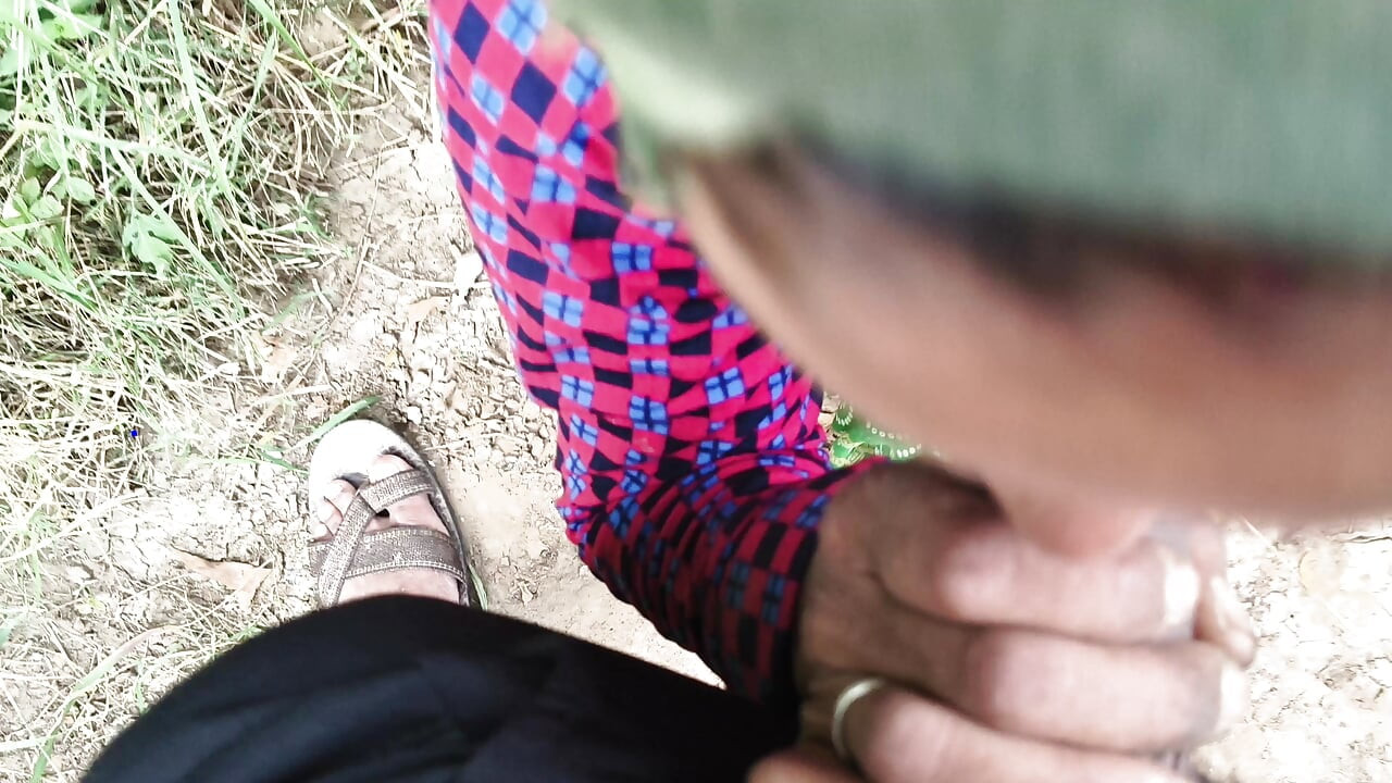 Neeli sadi pahani hui Payal bhabhi ne munh mein land liya