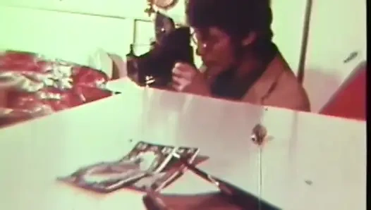 Büyük bir yarak için edepsiz klasik üçlü seks