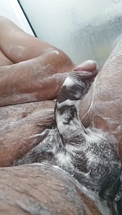 我沉迷于手淫, 最终在浴室里射精.