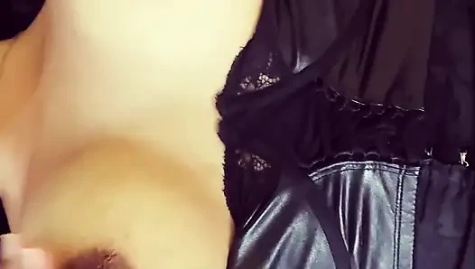 Gadis gotik ini lagi sange berat dan pengen banget mainin toket besarnya