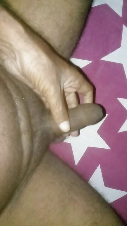 Pekerjaan tangan bekerja di rumah dengan mengocok penis merasa santai dan pikiran segar ketika mani muncrat keluar.