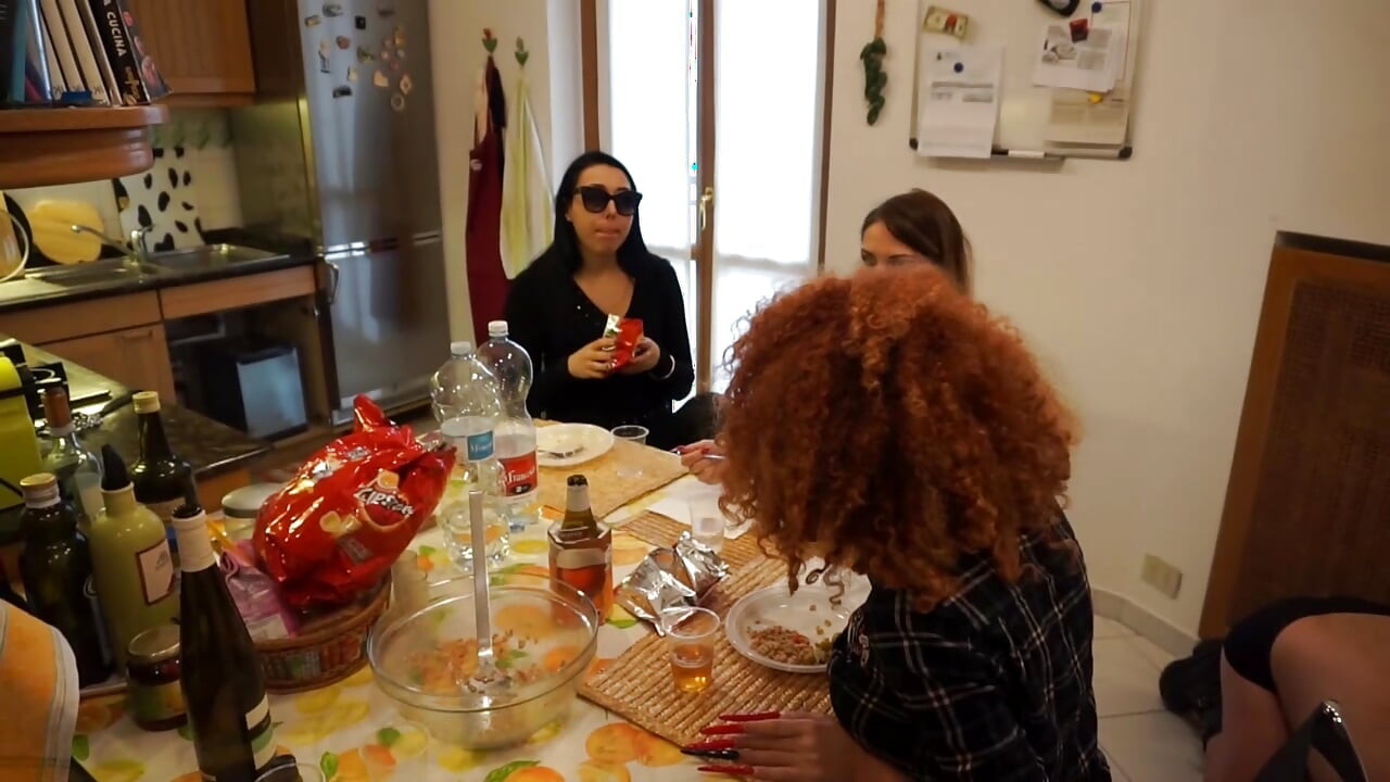 Humiliation Du Déjeuner, Une Esclave Soumise Mange Du Sol