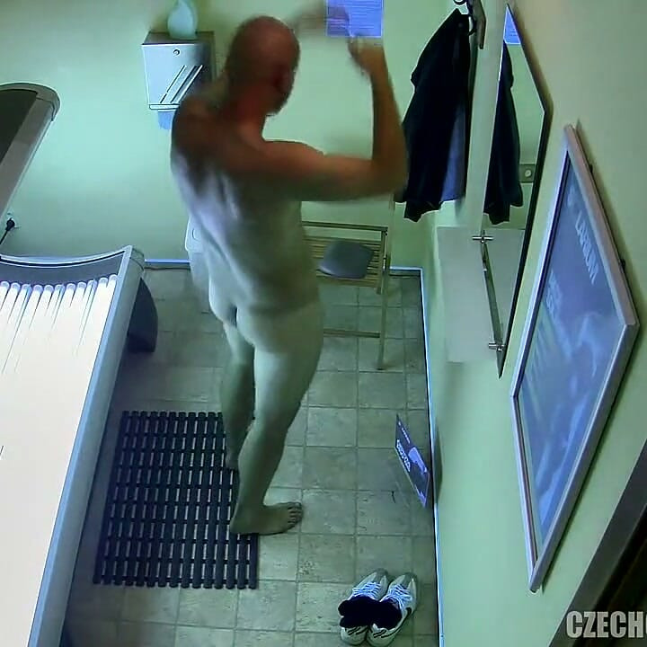 Czech Gay Solarium 17 Muscled Twink Bares Down for the Cam