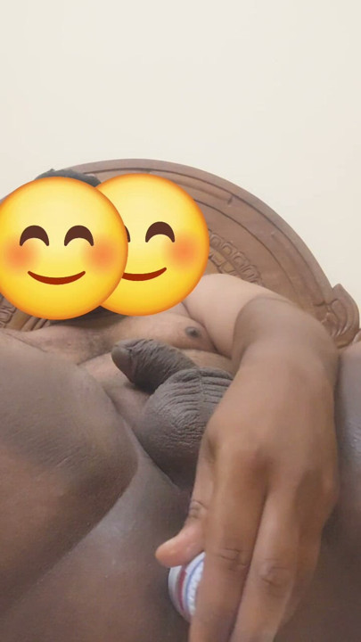Tôi nhét chai mini vào lỗ đít mình