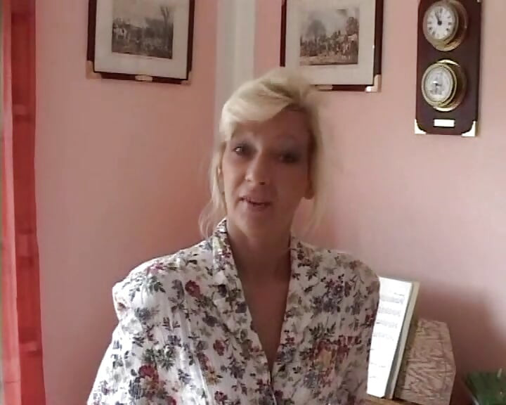 Compilație cu mame sexy și mature cum ar fi adânc în gât și spermă în gură