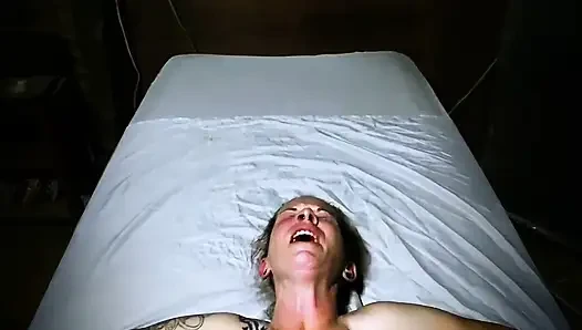 Vollbusige milf wird während der massage geil und hart gefickt