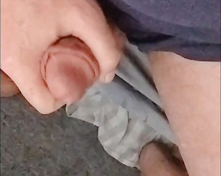 Djed drka i svršava kao fontana