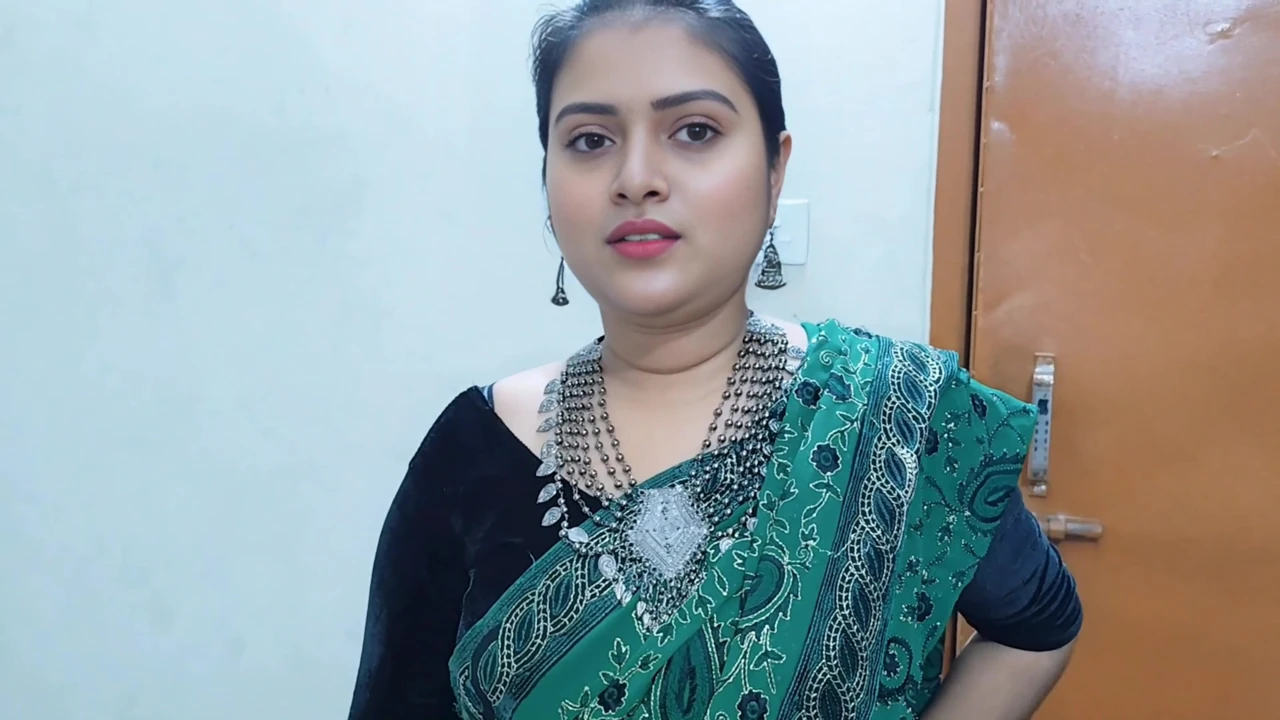 Yeni Hintli bangla süper güzel kız romantik ve zar zor sikişiyor video. ( tam Bangla ses )