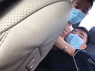 Un gros cul se fait baiser brutalement dans une voiture