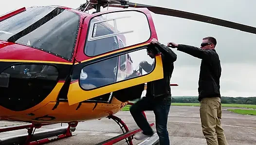 Горячая курица сидит на огромном члене