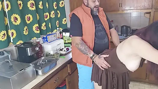 Pacar yang bosan dan diabaikan bercinta saat membuat makan malam